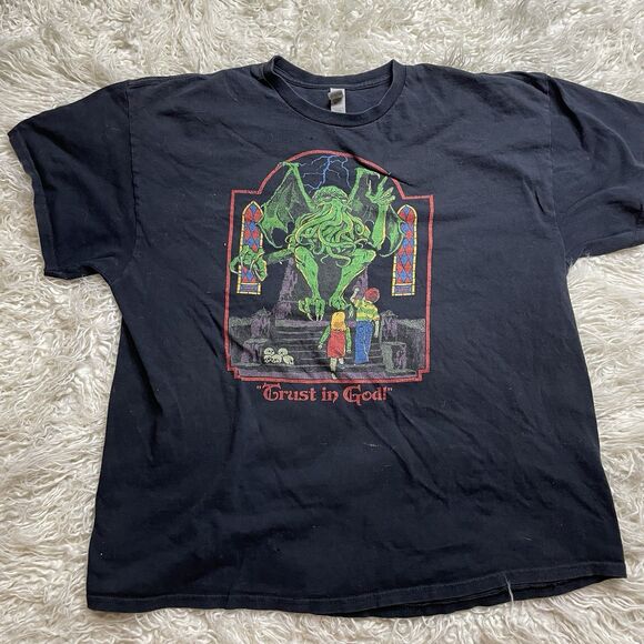 Steven Rhodes "Trust In God" Black T-shirt Cthulu Lovecraft Mythos Men's XXL - Picture 2 of 5